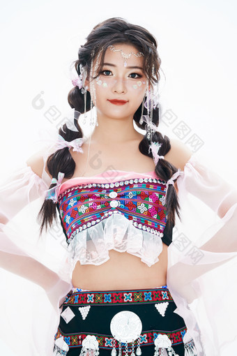 身穿中国少数民族哈尼族服饰的亚洲女性