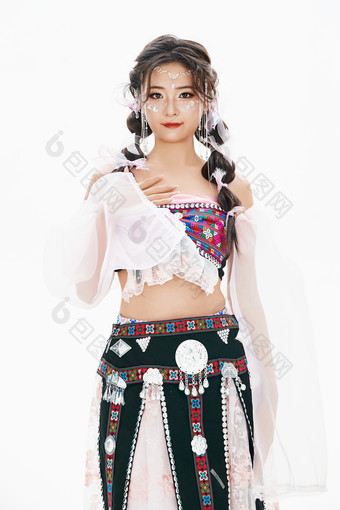 身穿中国少数民族<strong>哈尼族</strong>服饰的亚洲女性