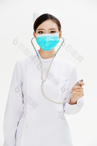 身穿护士服佩戴听诊器的女性医护人员