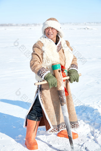 寒冷的冬季在<strong>冰冻</strong>的湖面上凿冰捕鱼的人们