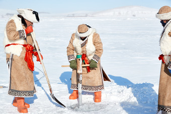 寒冷的冬季在<strong>冰冻</strong>的湖面上凿冰捕<strong>鱼</strong>的人们