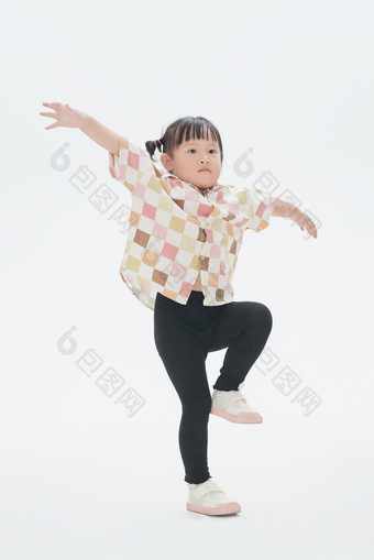 白色背景下顽皮可爱的中国小女孩儿童