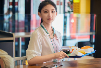 在商场快餐厅大吃特吃的中国可爱少女人像