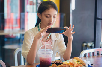 在商场快餐厅大吃特吃的中国可爱少女人像