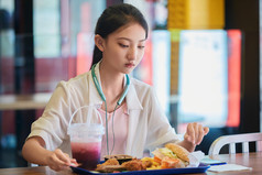 在商场快餐厅大吃特吃的中国可爱少女人像