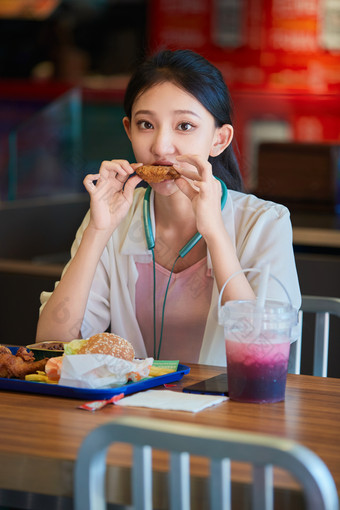 在商场快餐厅大吃特吃的中国可爱少女人像