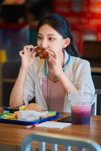 在商场快餐厅大吃特吃的中国可爱少女人像