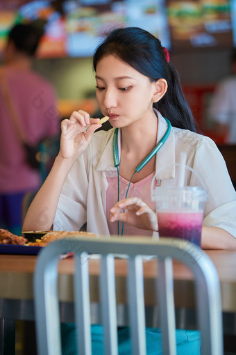 在商场快餐厅大吃特吃的中国可爱少女人像