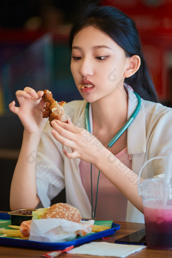 在商场快餐厅大吃特吃的中国可爱少女人像