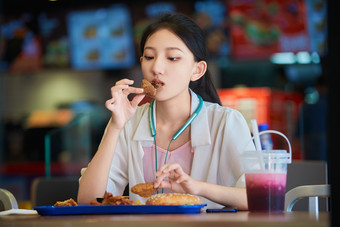 在商场快餐厅大吃特吃的中国可爱少女人像