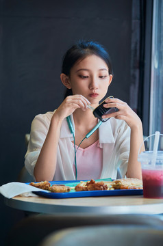 在商场快餐厅大吃特吃的中国可爱少女人像