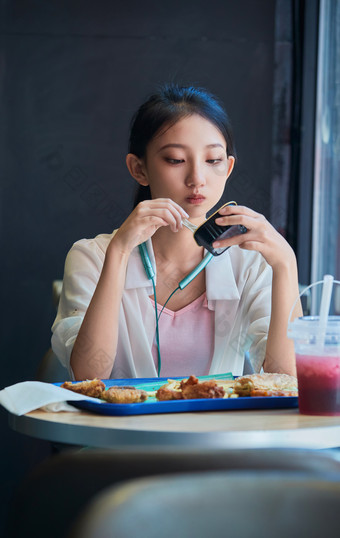 在商场<strong>快餐厅</strong>大吃特吃的中国可爱少女人像