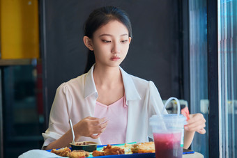 在商场快餐厅大吃特吃的中国可爱少女人像