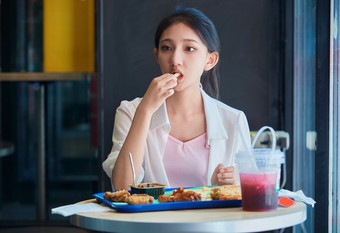 在商场快餐厅大吃特吃的中国可爱少女人像