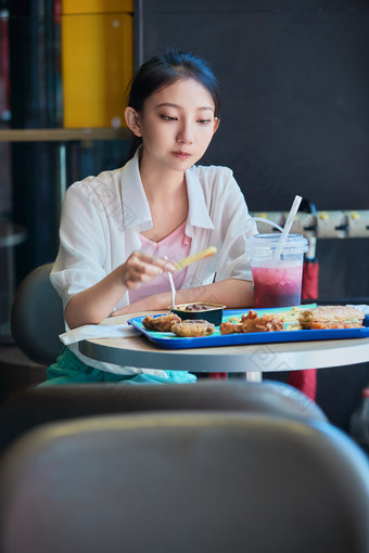 在商场快餐厅大吃特吃的中国可爱少女人像