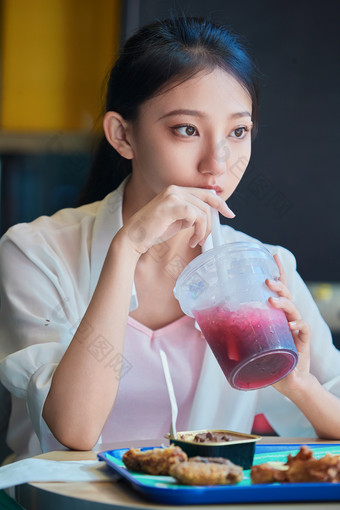 在商场快餐厅大吃特吃的中国可爱少女人像