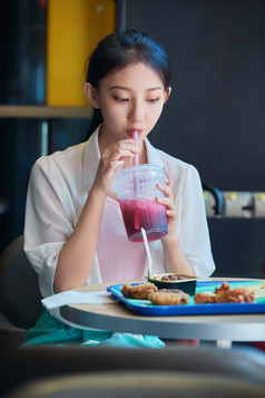 在商场快餐厅大吃特吃的中国可爱少女人像