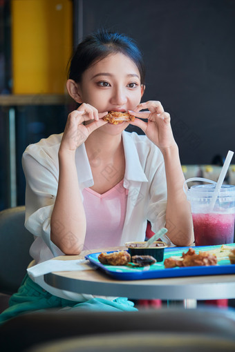 在商场快餐厅大吃特吃的中国可爱少女人像