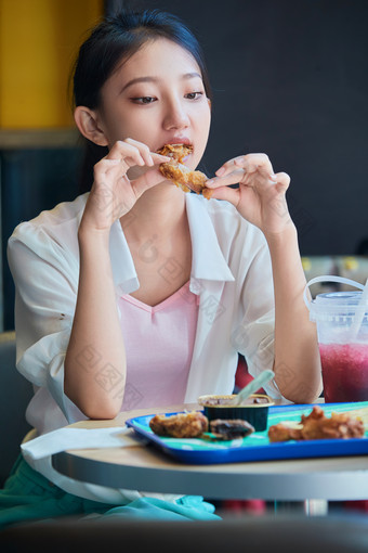 在商场快餐厅大吃特吃的中国可爱少女人像