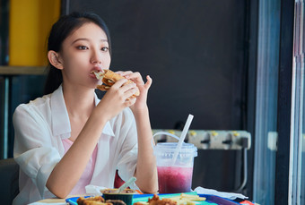 在商场快餐厅大吃特吃的中国可爱少女人像