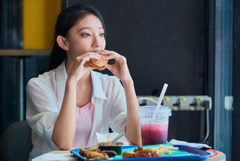 在商场快餐厅大吃特吃的中国可爱少女人像