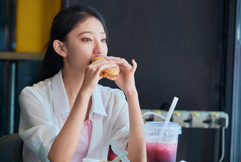 在商场快餐厅大吃特吃的中国可爱少女人像