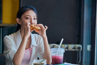 在商场快餐厅大吃特吃的中国可爱少女人像