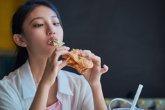 在商场快餐厅大吃特吃的中国可爱少女人像