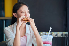 在商场快餐厅大吃特吃的中国可爱少女人像