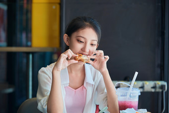 在商场快餐厅大吃特吃的中国可爱少女人像