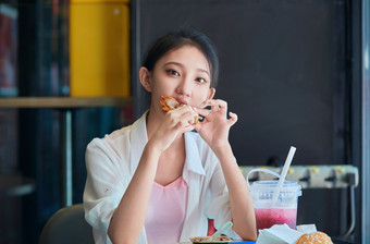 在商场快餐厅大吃特吃的中国可爱少女人像