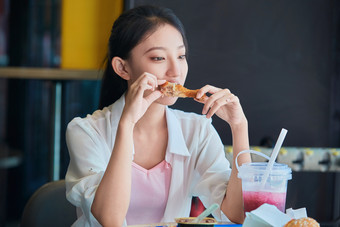 在商场<strong>快餐厅</strong>大吃特吃的中国可爱少女人像