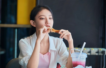 在商场快餐厅大吃特吃的中国可爱少女人像