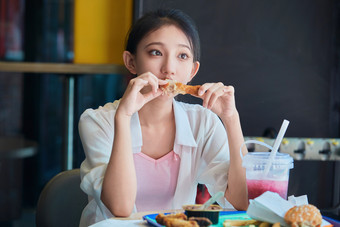 在商场快餐厅大吃特吃的中国可爱少女人像