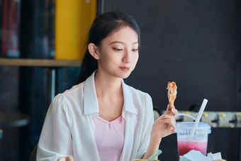 在商场快餐厅大吃特吃的中国可爱少女人像