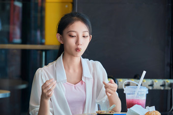 在商场快餐厅大吃特吃的中国可爱少女人像