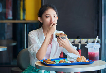 在商场快餐厅大吃特吃的中国可爱少女人像