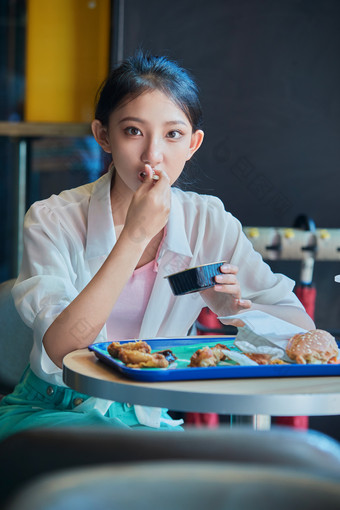 在商场<strong>快餐厅</strong>大吃特吃的中国可爱少女人像