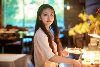 在星级酒店自助餐厅用餐的可爱中国少女