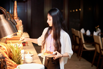 在星级酒店自助餐厅用餐的可爱中国少女