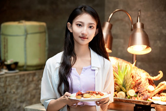 在星级<strong>酒店自助餐</strong>厅用餐的可爱中国少女