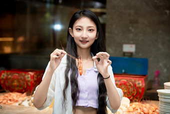 在星级<strong>酒店</strong>自助餐厅用餐的可爱中国少女