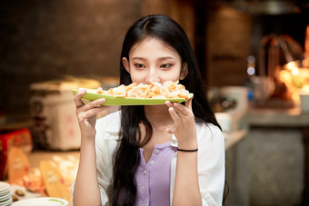 在星级酒店自助餐厅用餐的可爱中国少女