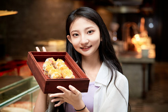 在<strong>星级</strong>酒店自助餐厅用餐的可爱中国少女