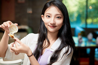 在<strong>星级</strong>酒店自助餐厅用餐的可爱中国少女