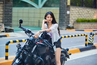 骑复古摩托车的中国<strong>少女</strong>
