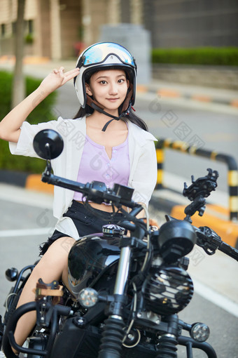 骑复古<strong>摩托车</strong>的中国少女