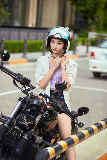 骑复古摩托车的中国<strong>少女</strong>