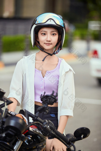 骑复古<strong>摩托车</strong>的中国少女
