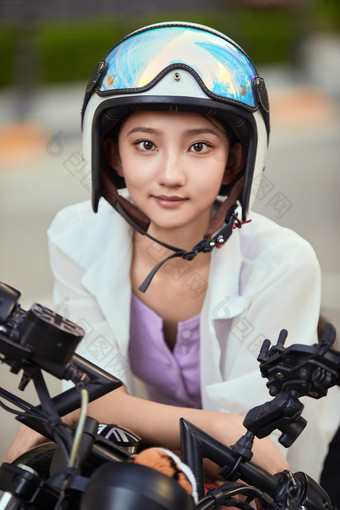 骑复古摩托车的中国少女